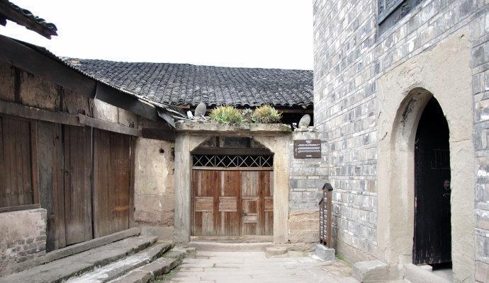 河南南阳方城县通报英才学校火灾事故：涉事学校7人被控制